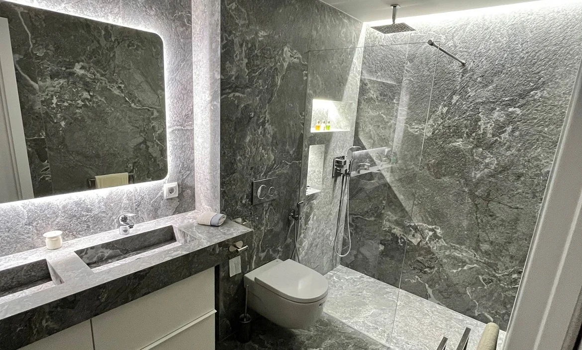 Cerámica de gran formato en baño - Reformas Rodero