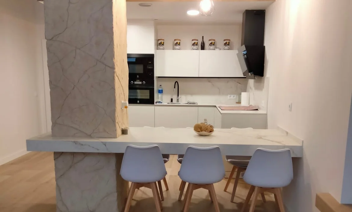 Detalle del salón cocina en loft reformado por Rodero