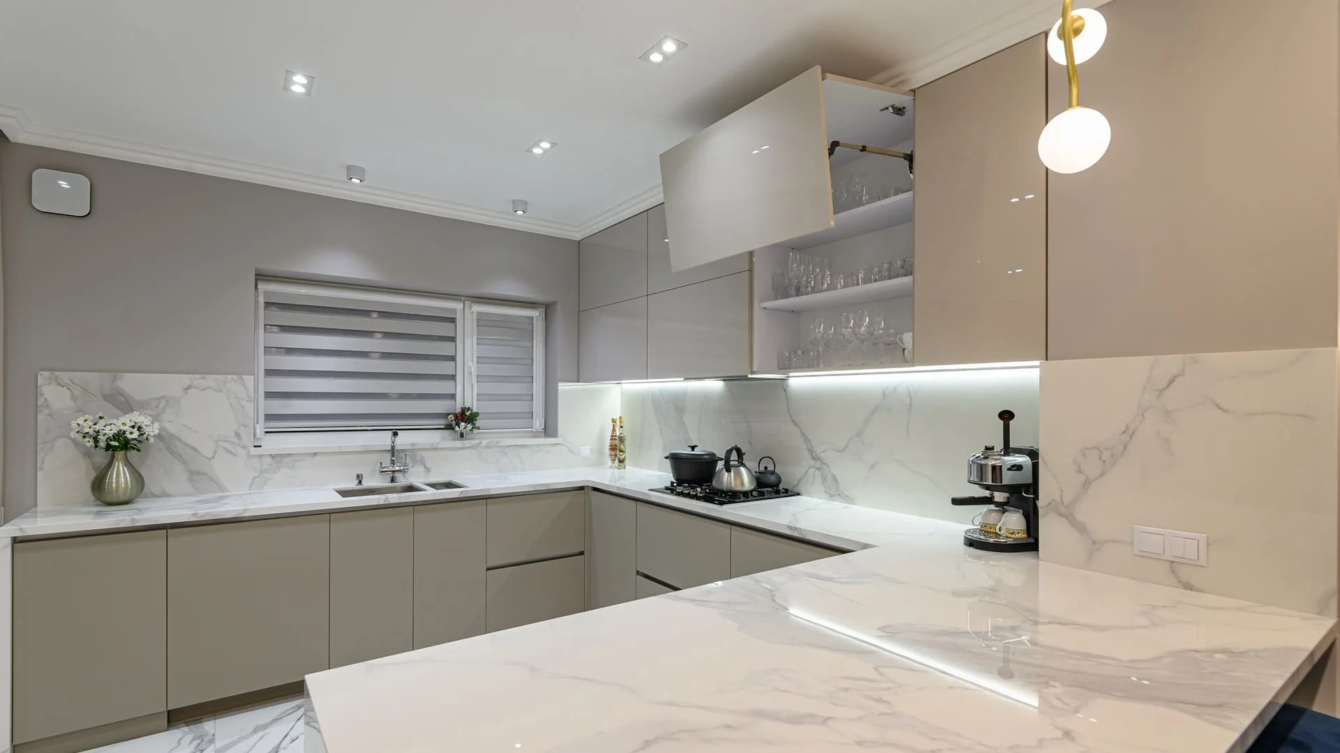 cocina interior de tonalidades en blanco