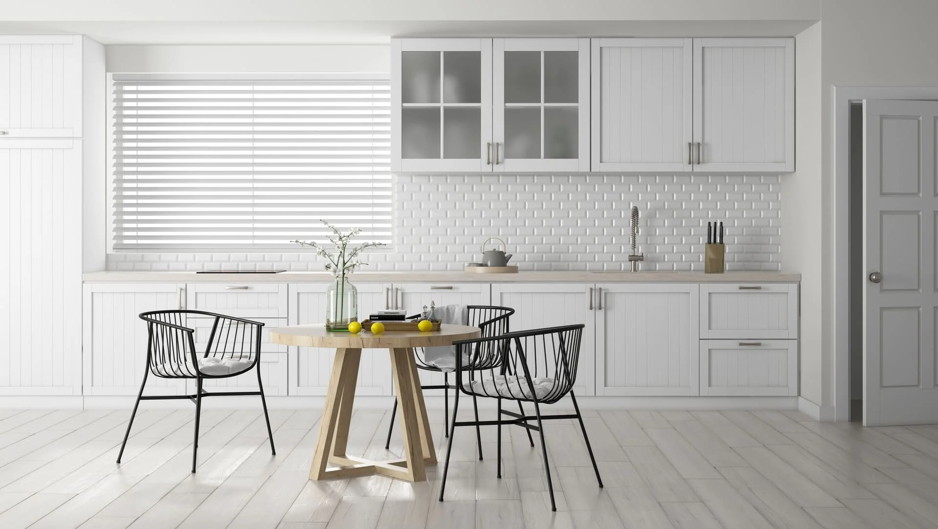 cocina clásica en color blanco y pared de ladrillo visto