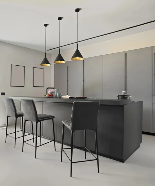 isla con banquetas en cocina gris