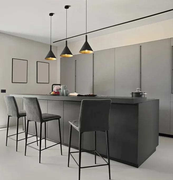 isla con banquetas en cocina gris