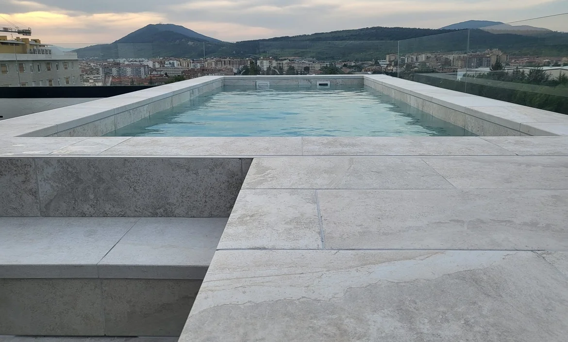Vista panorámica desde piscina en Gorraiz. Gran Formato Rodero
