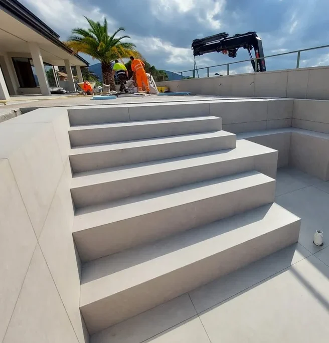 detalle de las obras de suelos y piscina en Navarra