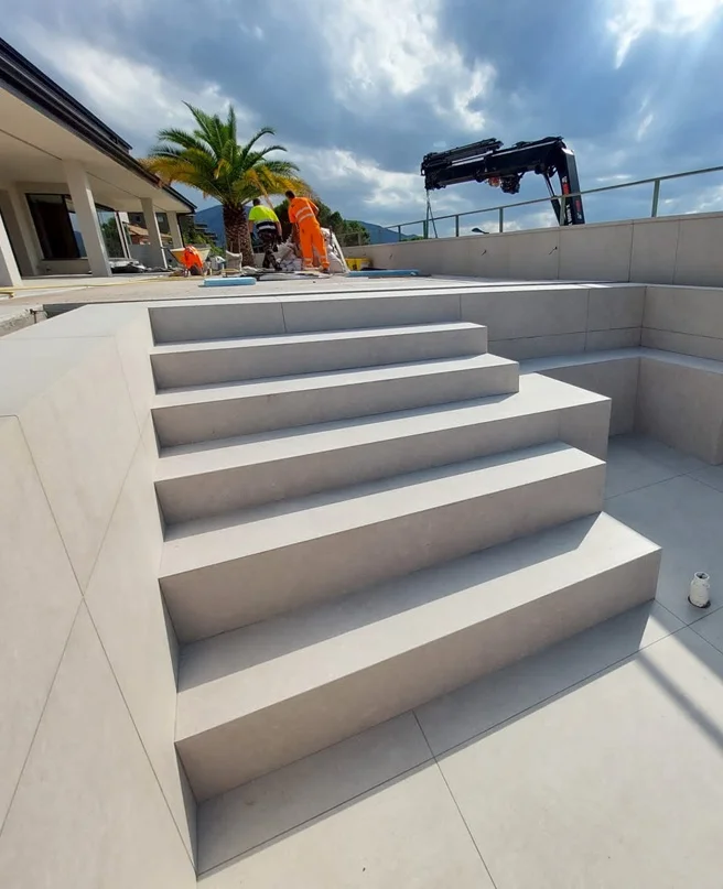 detalle de las obras de suelos y piscina en Navarra