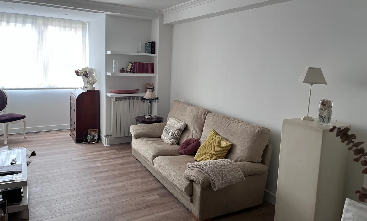 Vista lateral del salón reformado en piso de Pamplona