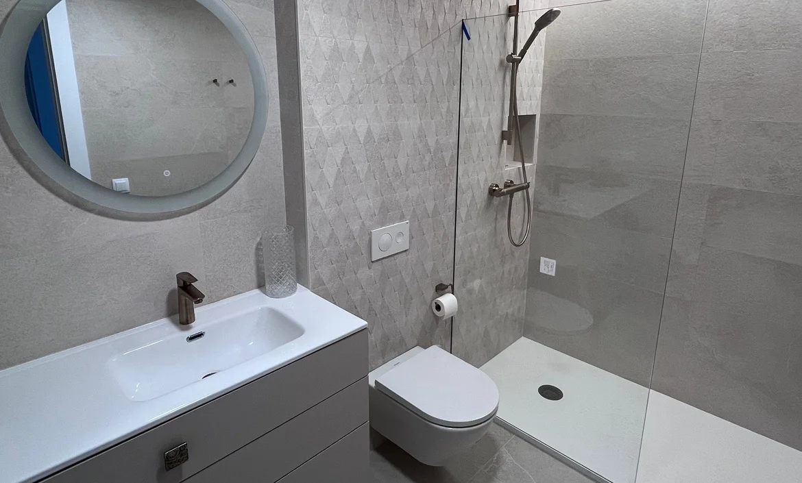 Baño en piso en cerámica gris - Reformas Rodero